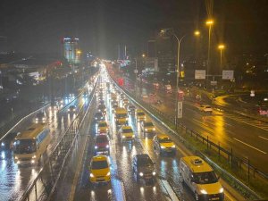 İstanbul’da yağmur trafiği vurdu, yoğunluk yüzde 60’ı gördü