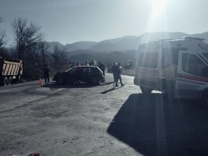 Kamyon ille otomobil çarpıştı: 3 yaralı