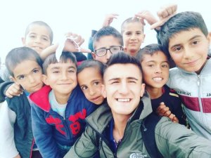 Diyadin’de mahalle mahalle dolaşıp öğrencilere fotoğrafçılığı öretiyor