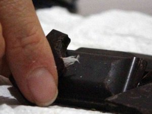 Çanakkale’de ısırdığı çikolatanın içerisinden poşet çıktı