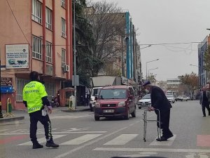 Polis memuru engelli vatandaş için trafiği tamamen durdurdu