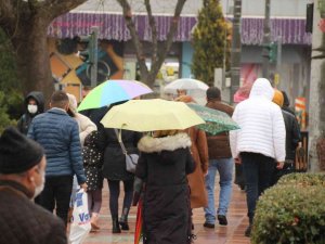 Eskişehir’de yağmuru gören şemsiyelerini açtı