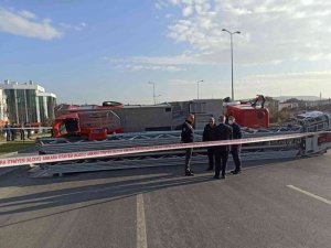 Başkent’te itfaiye aracı devrildi: 2 yaralı