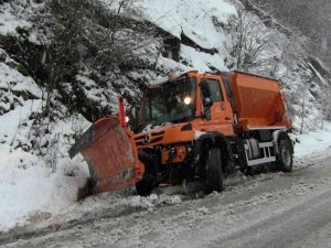 Artvin’de kar yağışı nedeniyle Hopa-Borçka karayolu trafiğe kapandı