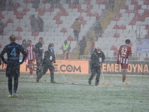 Sivasspor-Trabzonspor maçında yoğun kar yağışı!