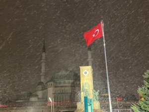 Taksim Meydanı’nda kar yağışı etkisini arttırdı