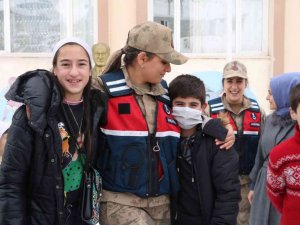Bitlis’te 30 öğrenci jandarma tarafından “Kesişme iyi ki varsın Eren” filmine götürüldü