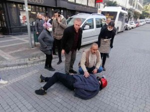 Kazada yaralanarak yerde yatan adama vatandaşlardan ’sıcak’ dokunuş
