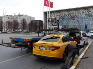 Taksim’de trafik denetiminde taksicilere ceza yağdı