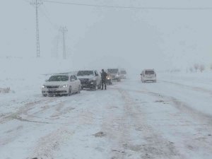 Yoğun kar yağışı ve tipi nedeniyle Kurubaş Geçidi ulaşıma kapatıldı