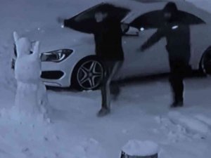 Gençlerin kardan adamla karşılıklı oynayıp halay çektiği anlar kamerada