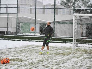 Bursaspor yoğun kar yağışı altında Eyüpspor maçı hazırlıklarını tamamladı