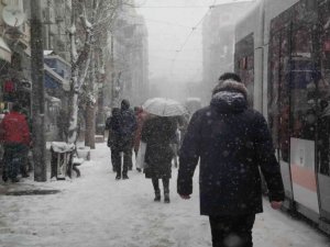 Eskişehir’de kar yağışı etkisini arttırdı