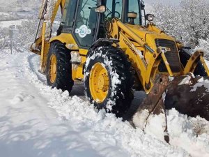 Balıkesir’de 68 kırsal mahalle yolunda kar yağışı nedeniyle ulaşım sağlanamıyor.