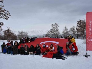 Gençler Hazarbaba Kayak Merkezi’nde doyasıya eğlendi