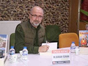 Gazeteci -Yazar Özkan, ikinci kitabının imza gününde kitapseverlerle buluştu