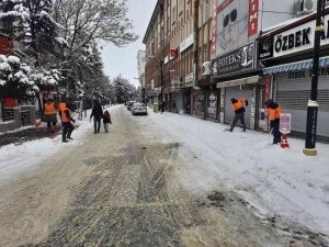 Akşehir Belediyesinde kar mesaisi sürüyor