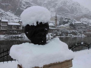 40 yıldır böyle yağış görülmeyen Amasya’da kar kalınlığı 40 santimi buldu