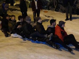 Bursa’da sokaklar kayak pistine döndü...Poşet ve tepsilerle kaydılar