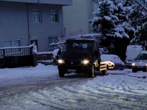 İstanbul’da etkili olan kar yağışı sürücü ve yayalara zor anlar yaşattı