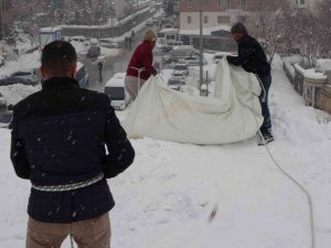 Muş’ta işçilerin çatılarda tehlikeli kar temizliği başladı