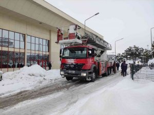 Büyükşehir, yüksek kar yükünün oluştuğu şehirlerarası otobüs terminali’nde önlem aldı