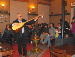 Aşıklar “ucube”yi doladı saza
