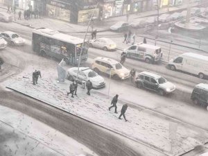 Erzurum’da şiddetli kar fırtınası hayatı olumsuz etkiliyor