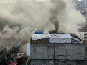 Mobilya üretim mağazası yandı: 2 kişi dumandan etkilendi