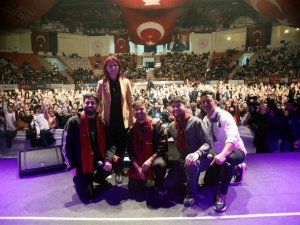 Ünlü pop sanatçısı Emre Aydın gazi şehirliler için konser verdi