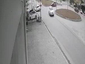 Elazığ’da iki otomobilin çarpışması güvenlik kamerasına yansıdı