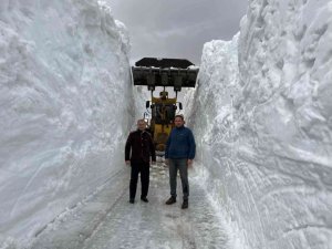 Bu fotoğraflar dün çekildi: İki insan boyu kar
