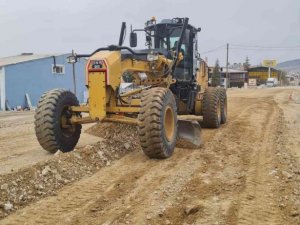 Elazığ Belediyesi yol yapım çalışmalarını sürdürüyor