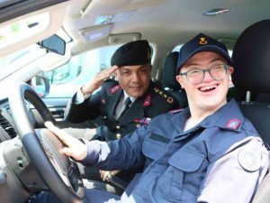Jandarma, engelli gençlere bir günlük askerlik sevinci yaşattı