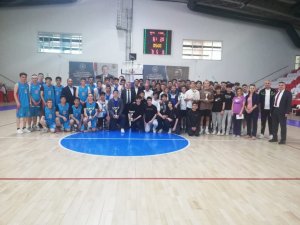 Genç Erkekler Futsal ve Basketbol şampiyonaları kupalarını aldı