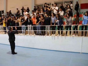 Başkan Beyoğlu liselilerin voleybol maçı heyecanına ortak oldu