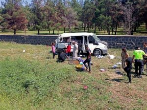 Şanlıurfa’da tarım işçilerini taşıyan minibüs devrildi: 5 yaralı