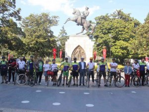 Çanakkaleli bisikletliler 57. Alay Şehitliği toprağını Samsun’a getirdi