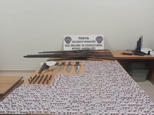 Kastamonu’da uyuşturucu hap ve ruhsatsız silahlarla yakalanan 2 kişi tutuklandı