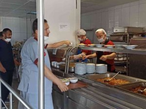 Mersin’deki hastanelerin yemeği öğretmenevinden karşılanıyor