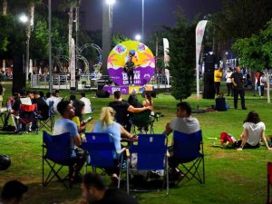 Mersin’de yaz akşamlarının keyfi akustik konserlerde çıkıyor
