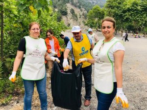 Çevre gönüllüleri mesire alanında çöp topladı