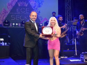 Avukatlar Ece Seçkin konseri ile stres attı