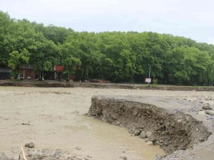 Türkeli’de geçici köprüler yıkıldı, 13 kişi tahliye edildi