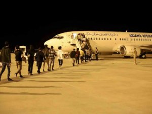 Ağrı’da sınır dışı edilen 273 Afgan göçmen uçakla ülkelerine gönderildi