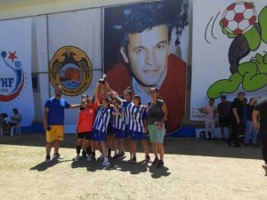 Yunusemre’nin altın kızları Alanya’da çifte kupa kazandı