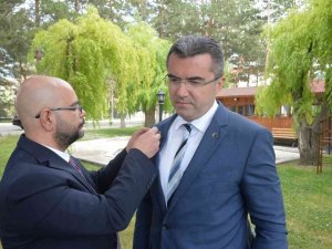 TEMA Vakfı il temsilcisi Demirceylan, Vali Memiş’i ziyaret edip rozet taktı
