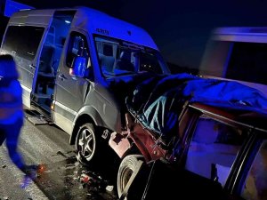 Antalya’da tur minibüsü kamyonete çarptı: 4’ü turist 11 yaralı