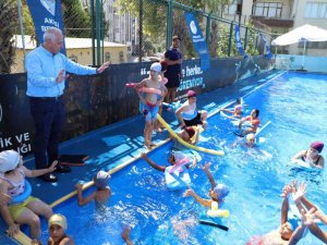 Akdeniz’de yüzme havuzu çocukların ayağına geliyor