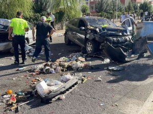 Kontrolden çıkan otomobil park halindeki araçlara çarptı: 2 yaralı